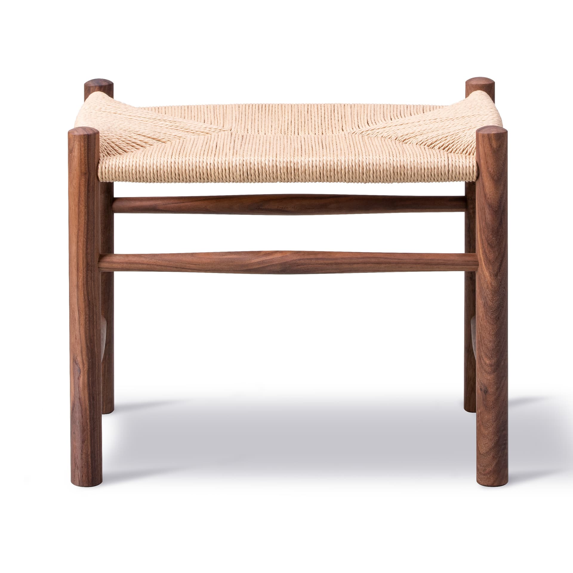 Fredericia Furniture - Wegner J16 Stool, Oljad valnöt, Naturfärgad sits - Krakker - Hans J. Wegner - Tre farget