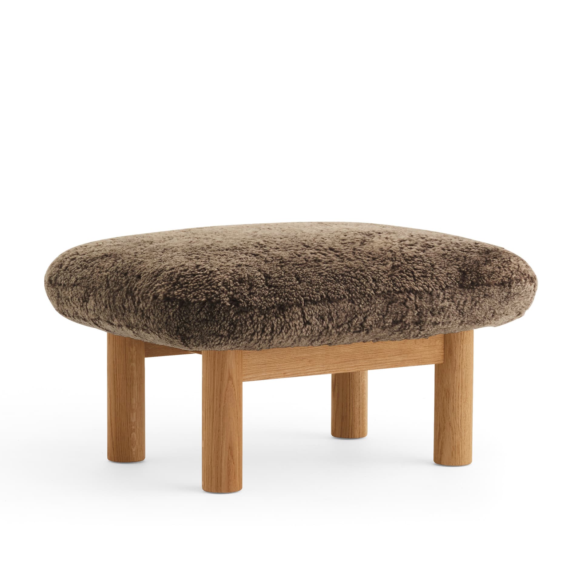 Audo Copenhagen - Brasilia Ottoman Nat. Oak - Sheepskin Curly Root - Puffer - Anderssen & Voll - Naturlig materiale/Metall/Tre/Tekstilmateriale/Skum