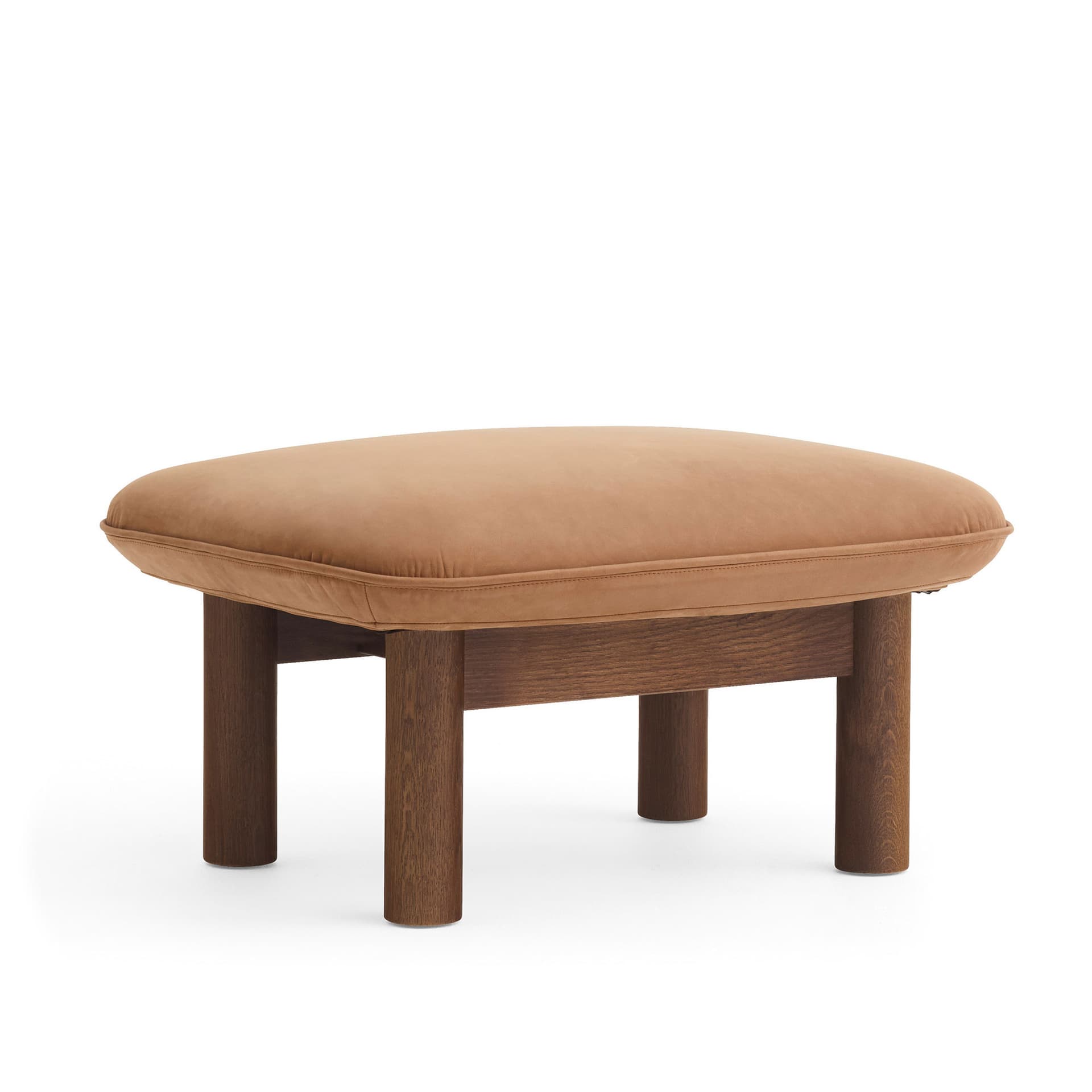 Audo Copenhagen - Brasilia Ottoman Solid Oak Dark stained Fabric Cat. 2 Dunes Col. Camel, - Puffer - Anderssen & Voll - Tre farget - Lær/Tre/Skum