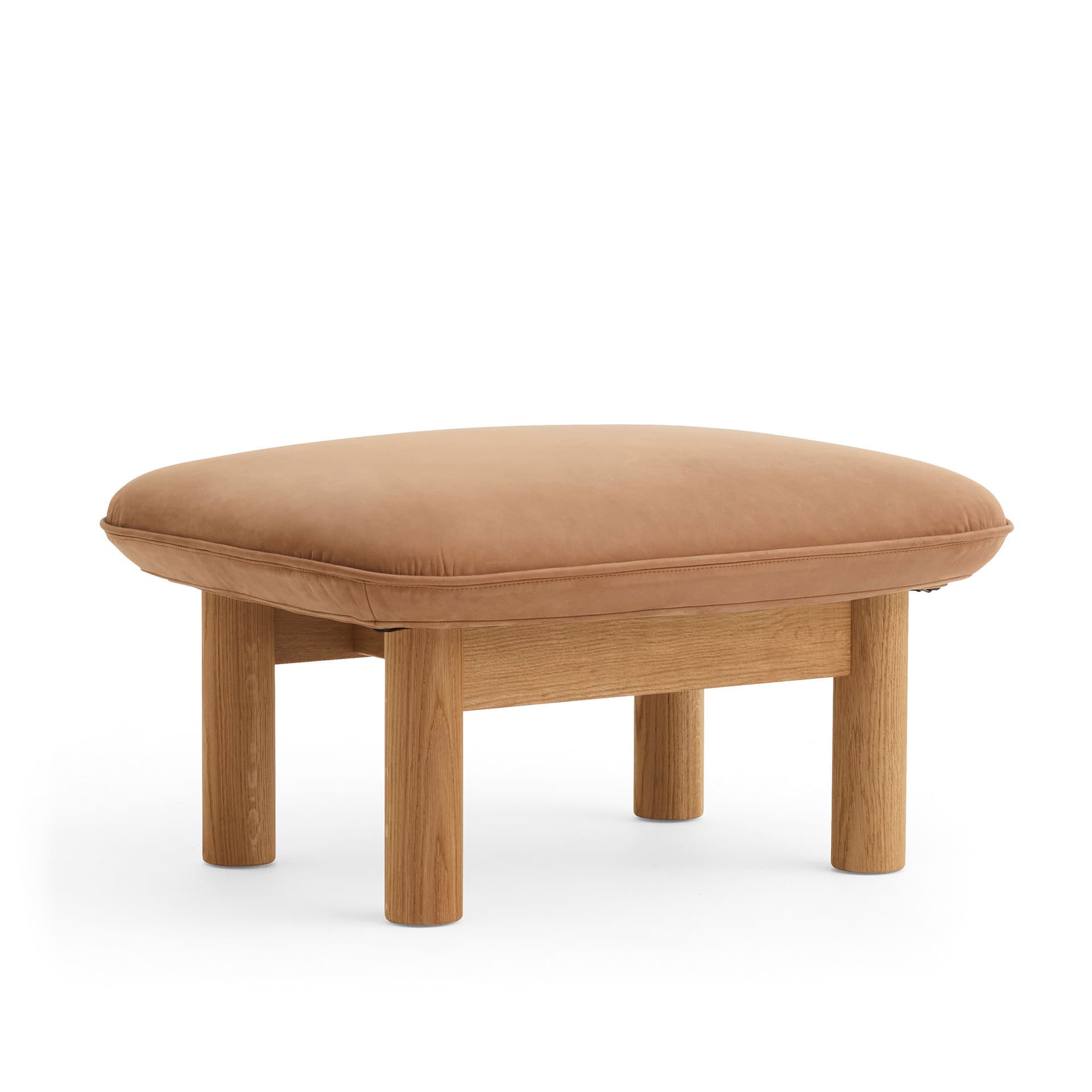 Audo Copenhagen - Brasilia Ottoman Solid Nat Oak Fabric Cat. 2 Dunes Col. Camel, - Puffer - Anderssen & Voll - Tre farget - Lær/Tre/Skum