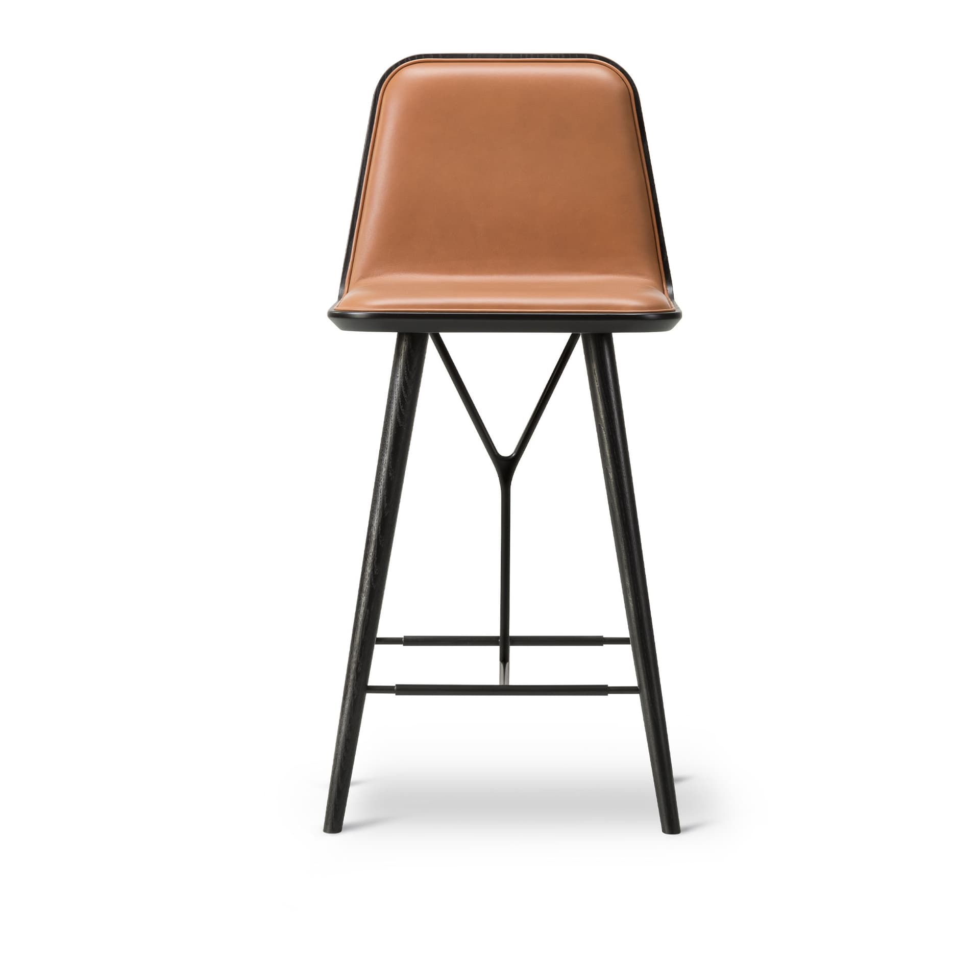Fredericia Furniture - Spine Wood Base Barstool, Svartlackerad, Svart metall, Lädergrupp 1, 75 Cognac - Barstoler & barkrakker - Space Copenhagen - Brun,Svart - Lær/Tre