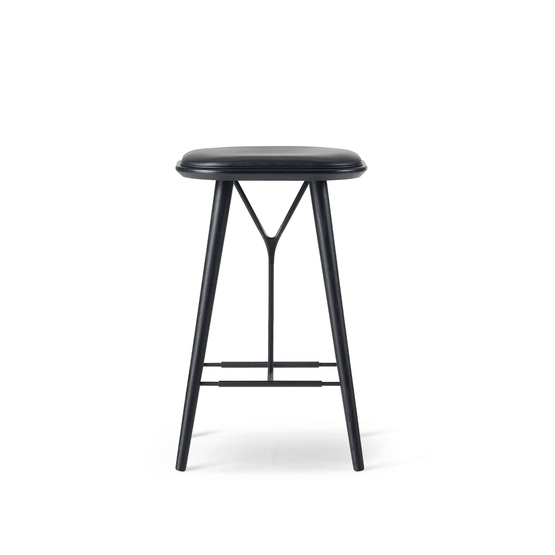 Fredericia Furniture - Spine Wood Base Stool, Svartlackerad, Svart metall, Lädergrupp 0, 38 Black - Barstoler & barkrakker - Space Copenhagen - Svart - Lær/Tre