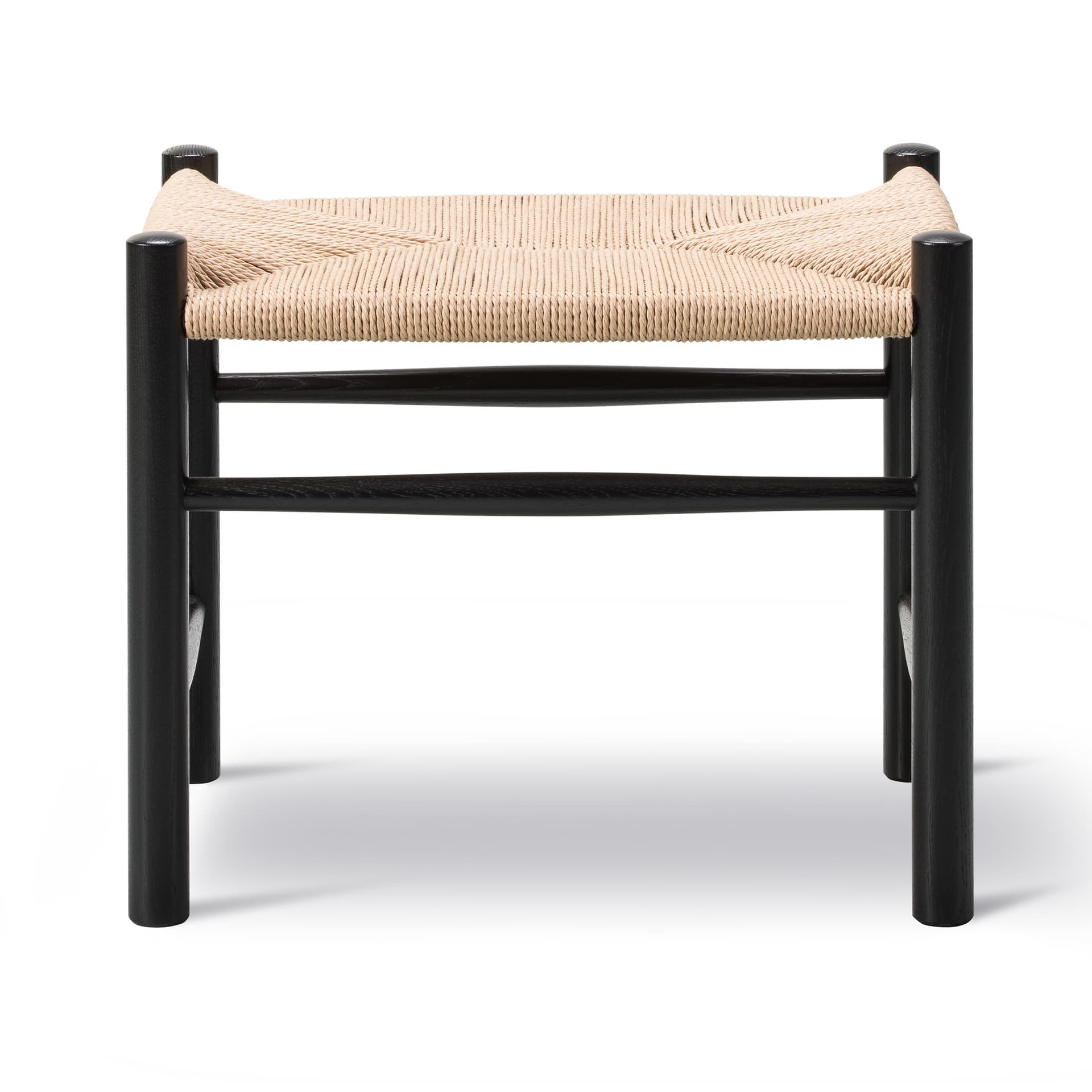 Fredericia Furniture - Wegner J16 Stool, Svartlackerad ek, Naturfärgad sits - Krakker - Hans J. Wegner - Svart
