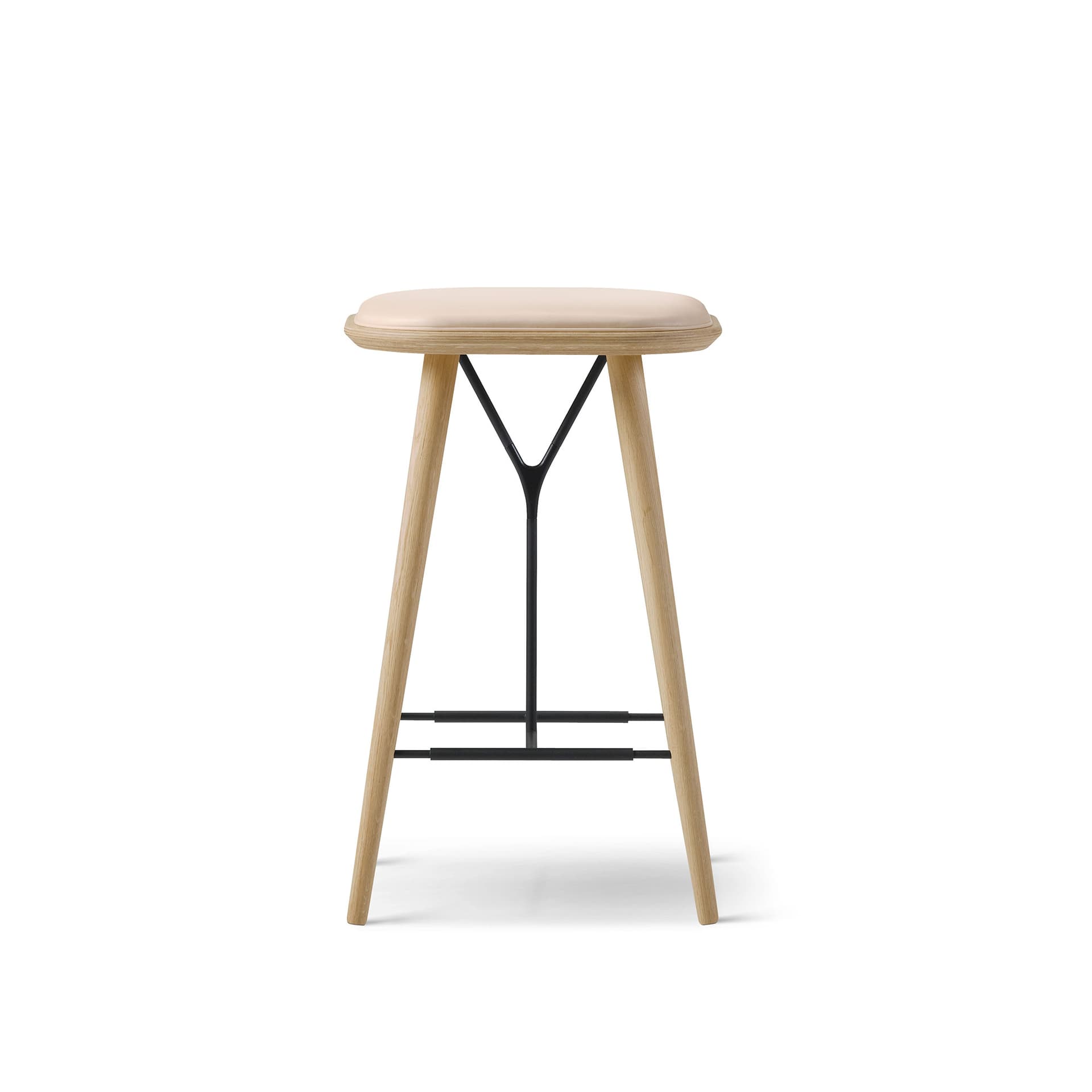Fredericia Furniture - Spine Wood Base Stool, Lackerad ek, Svart metall, Lädergrupp 3, 90 Natural - Barstoler & barkrakker - Space Copenhagen - Brun,Svart - Lær/Tre