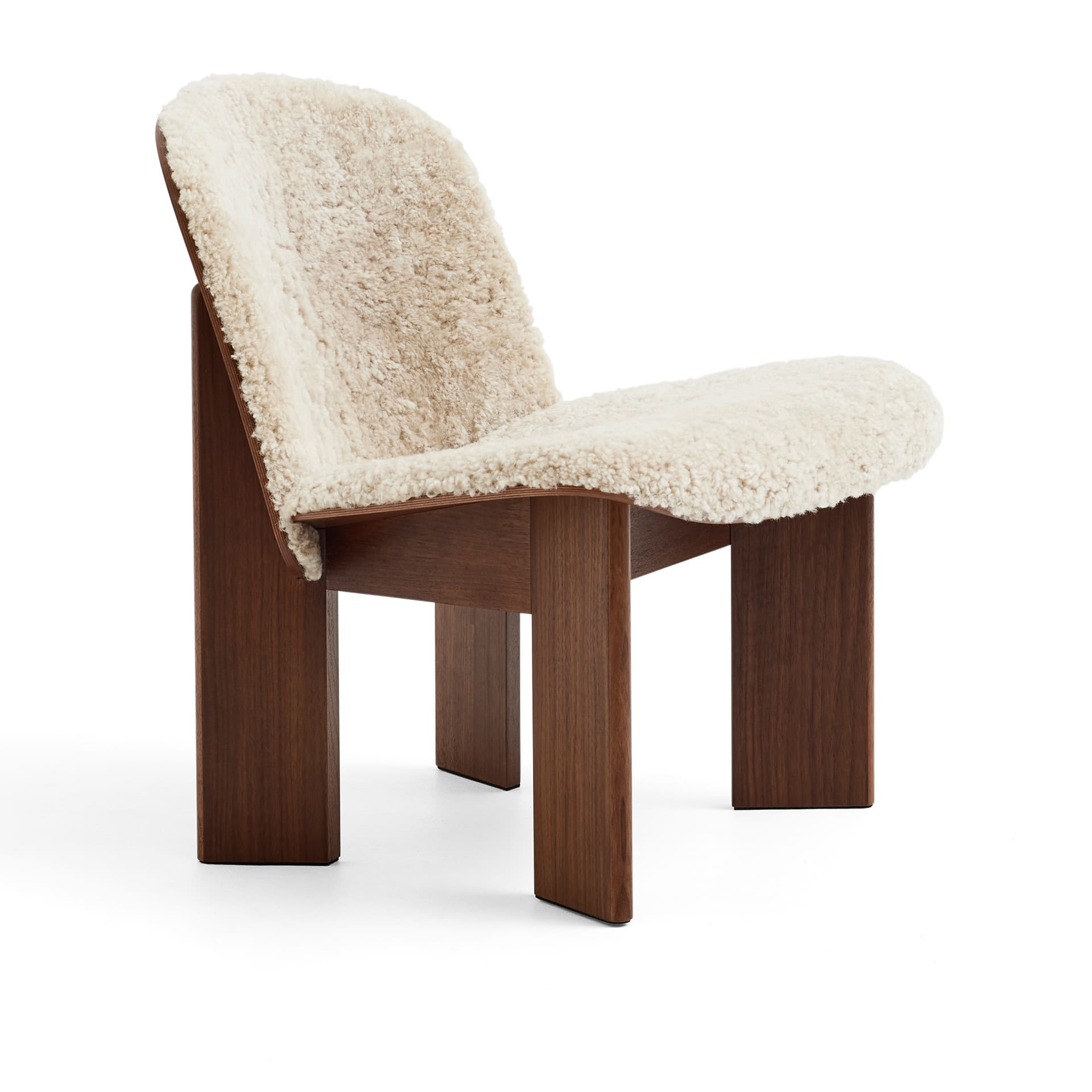 HAY - Chisel Lounge Chair - Water-based lacquered walnut Front upholstery, Sheepskin MOHAWI 21 - Lenestoler - Andreas Bergsaker - Tre farget