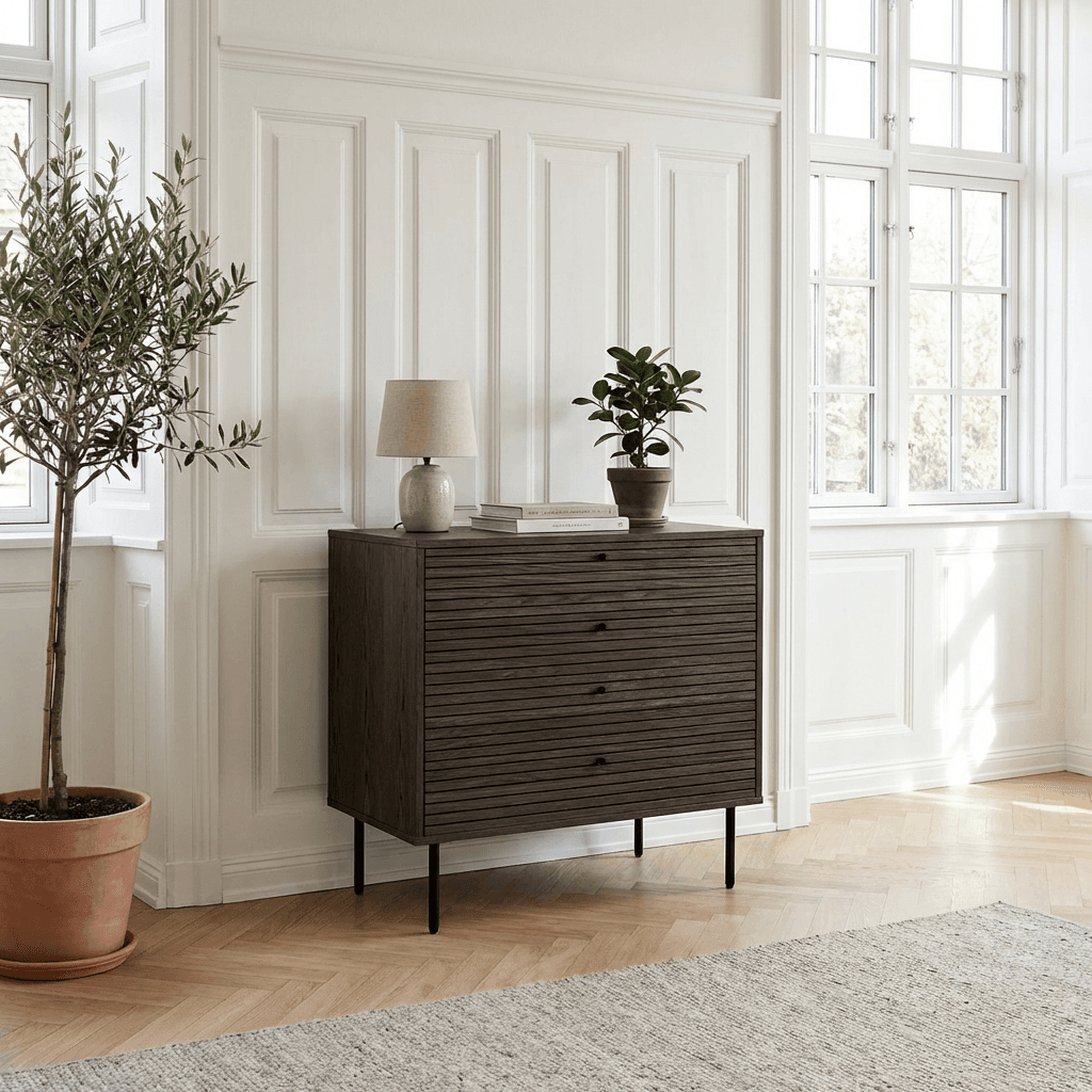 Kommode smoked brun i egefiner med sorte metalben - 4 skuffer (80 cm)