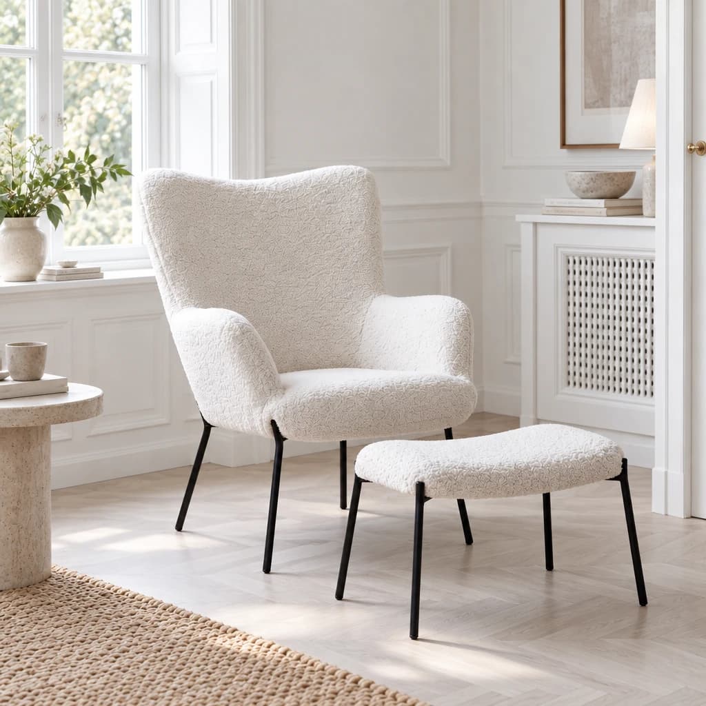 NORA – Hvid loungestol i plysstof med fodskammel