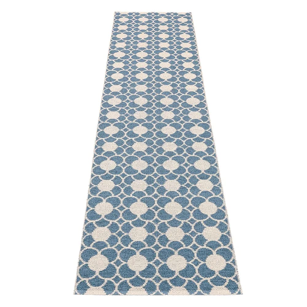 Pappelina, Anya tæppe River Blue/Vanilla 70 x 300 cm