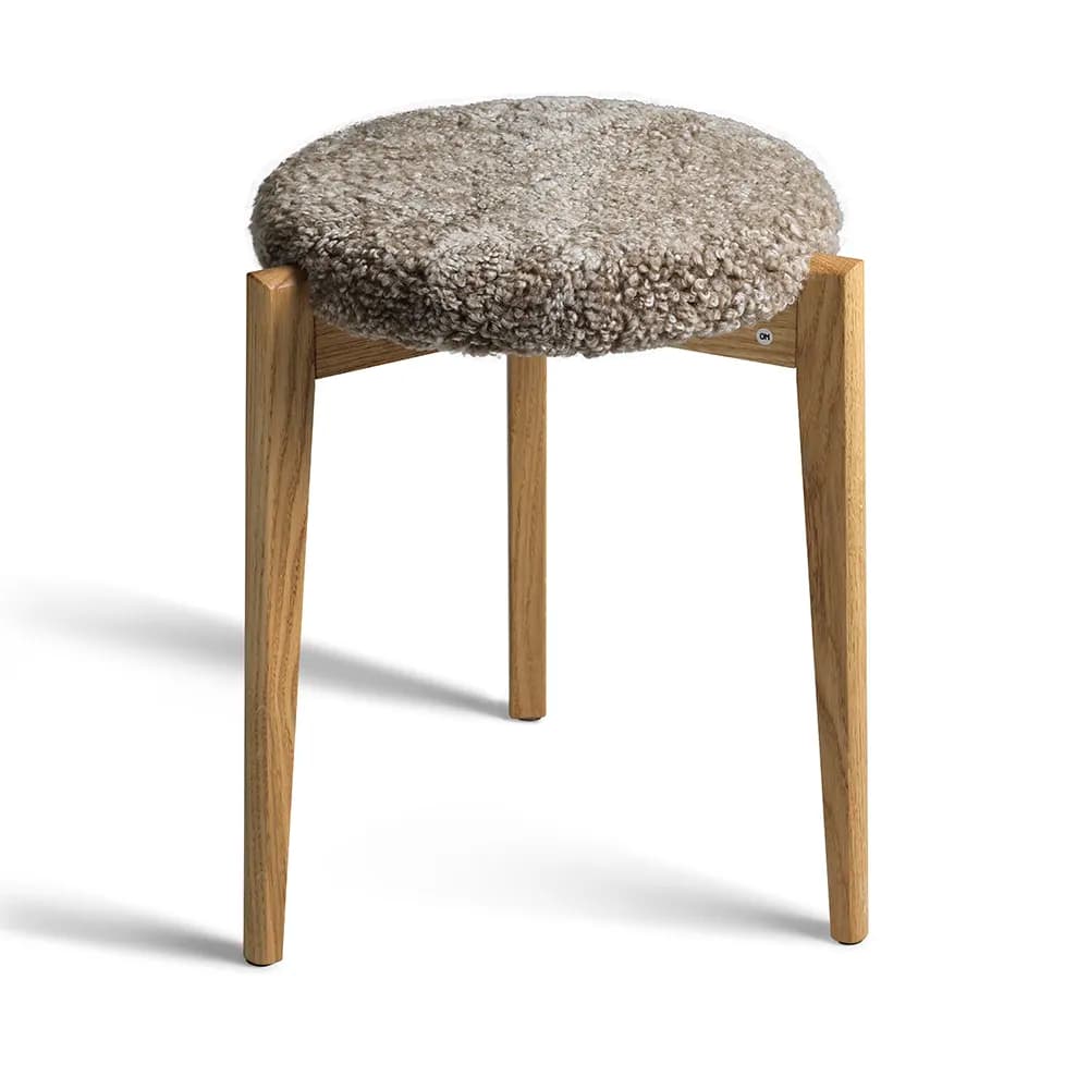 Oscarssons Möbel, Vinz Skammel lakeret eg/fåreskind Sahara