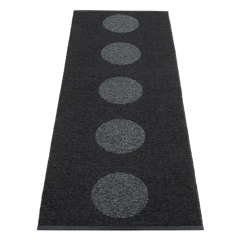Pappelina, Vera 2.0 tæppe 70x200 cm Sort