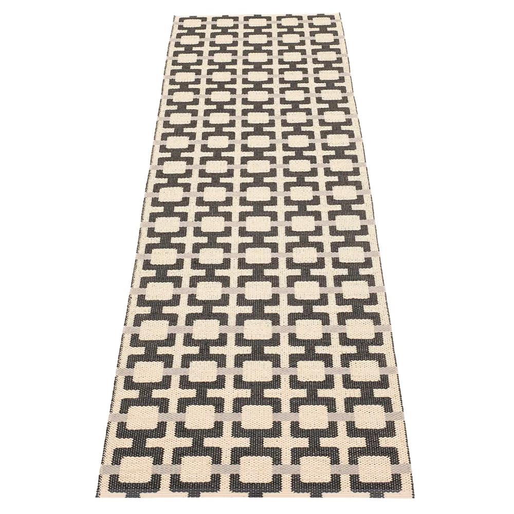 Pappelina, Tom tæppe Black/Cream/Warm Grey 70 x 240 cm