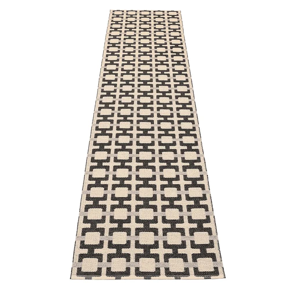 Pappelina, Tom tæppe Black/Cream/Warm Grey 70 x 300 cm