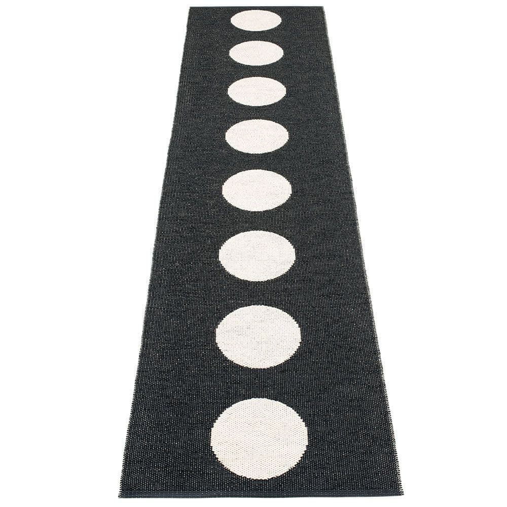 Pappelina, Vera tæppe 70x300 cm black/vanilla