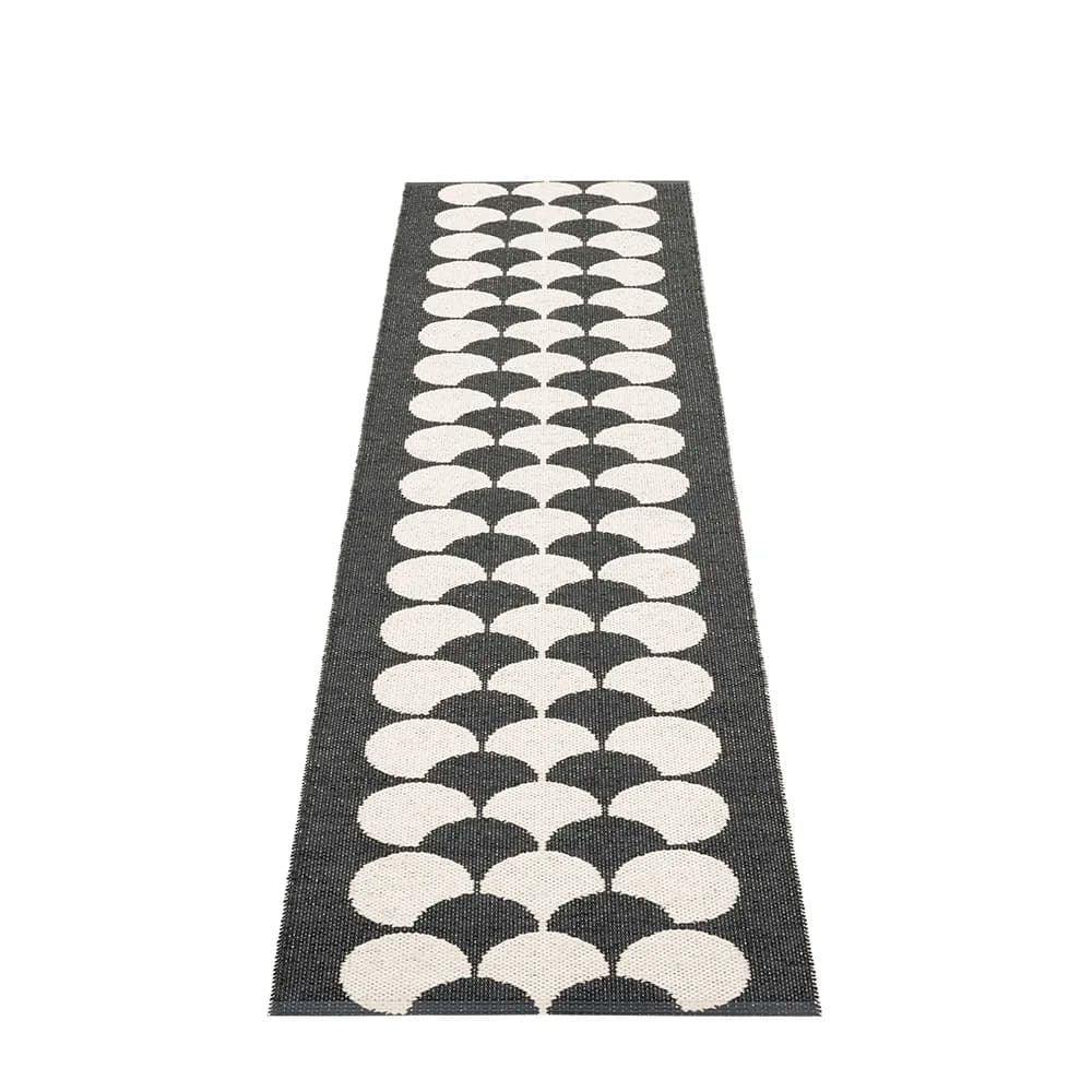 Pappelina, Poppy Black / Vanilla tæppe 70 x 250 cm