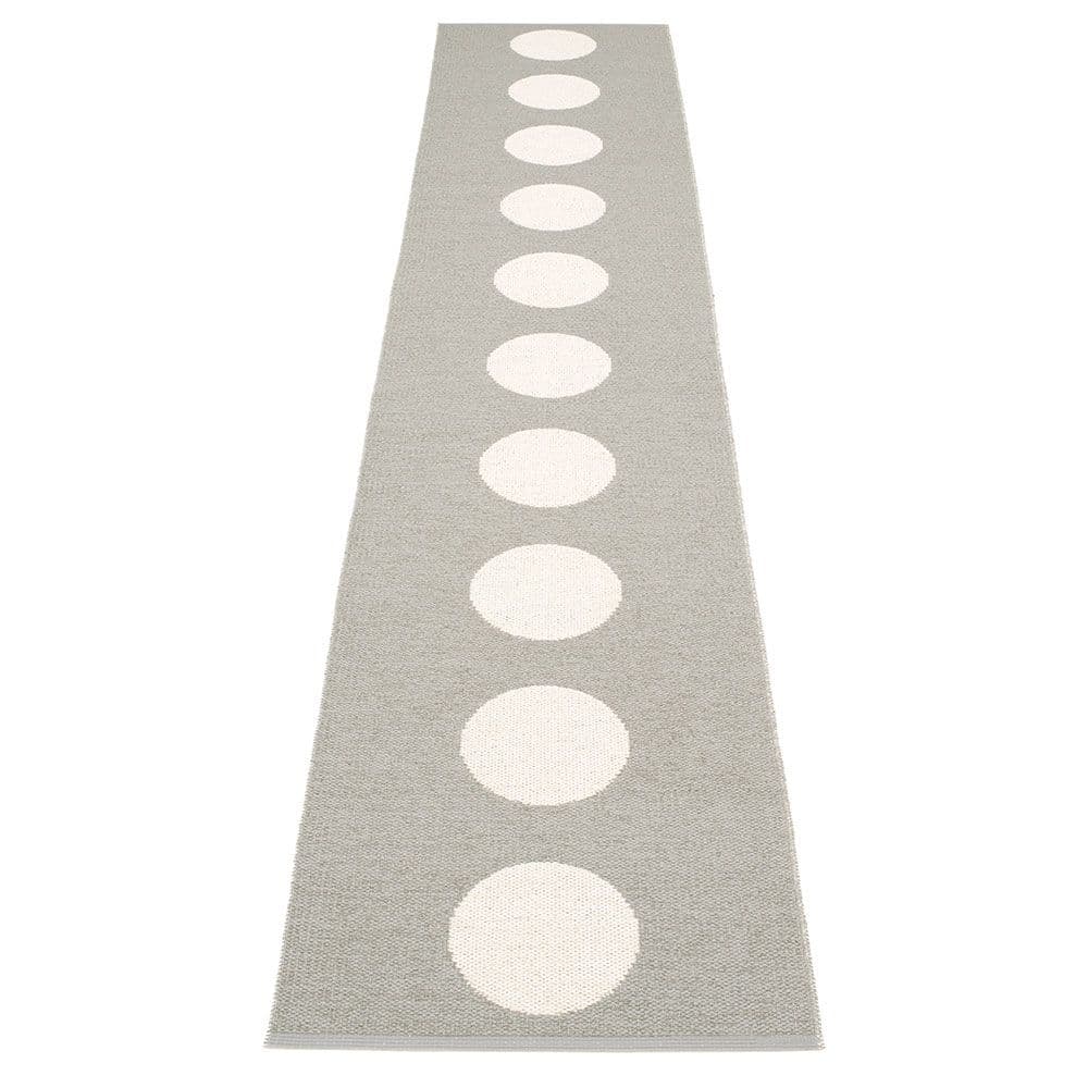 Pappelina, Vera tæppe 70x375 cm warm grey/vanilla