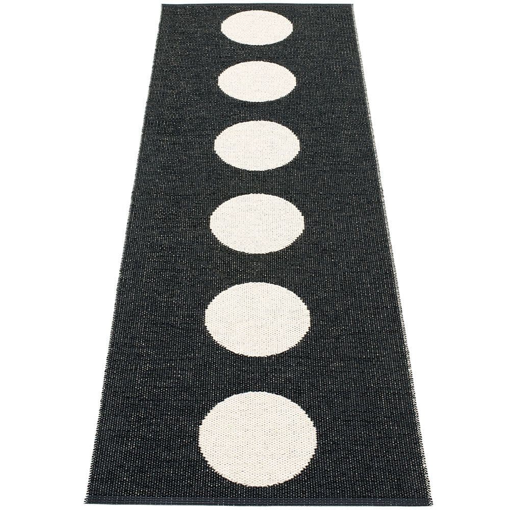 Pappelina, Vera tæppe 70x225 cm black/vanilla
