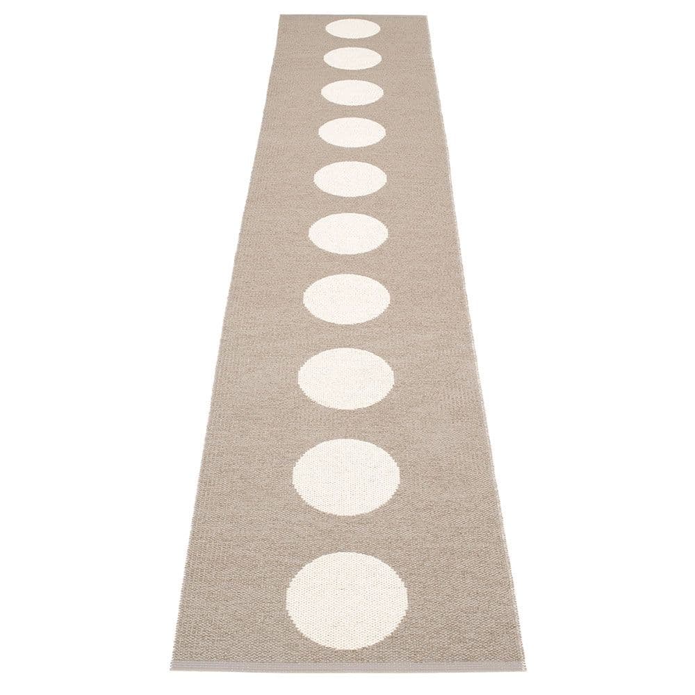 Pappelina, Vera teppe 70x375 cm mud/vanilla