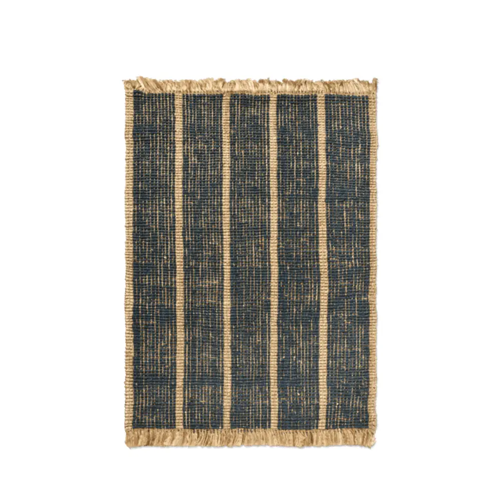 Ferm Living, Athens håndvevd jute-teppe 140 x 200 cm – naturlig/blekkblå