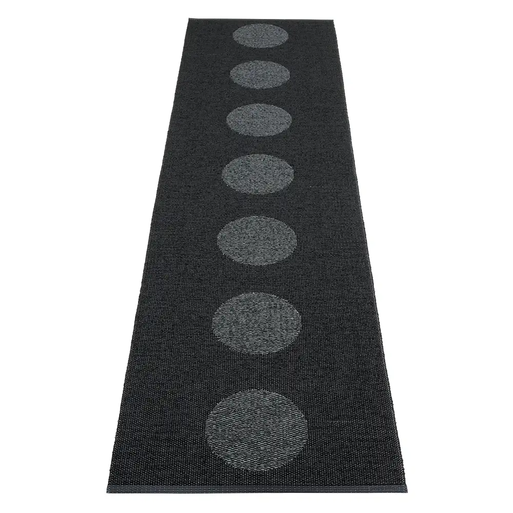 Pappelina, Vera 2.0 teppe 70x280 cm Svart