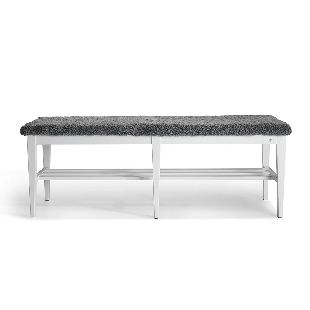 Oscarssons Möbel, Nadja Bench 130 cm Hvitlakkert bjørk/saueskinn Lys grå