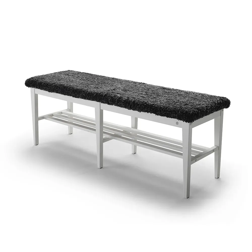 Oscarssons Möbel, Nadja Bench 130 cm Hvitlakkert bjørk/saueskinn Mørk grå