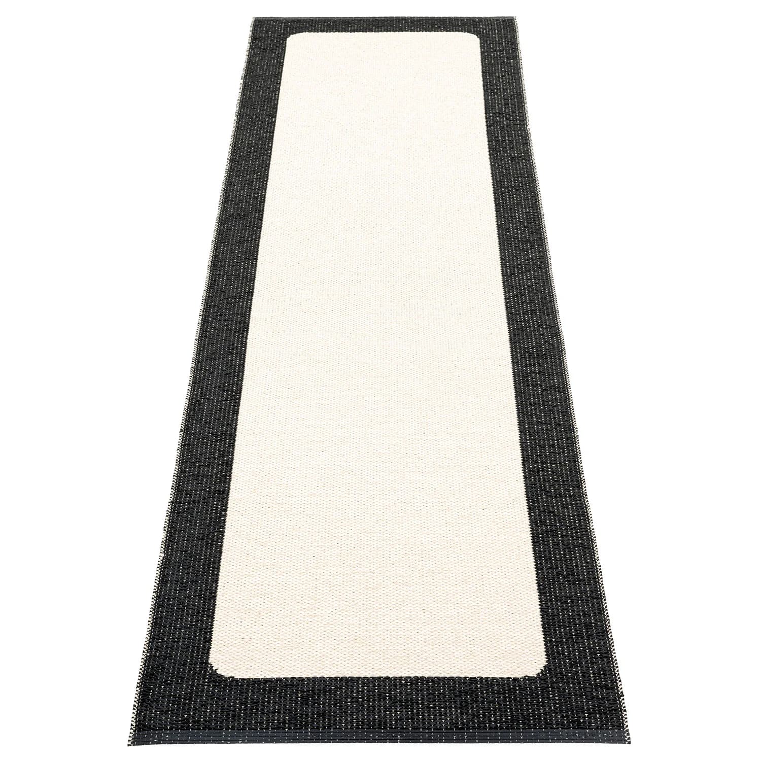 Pappelina, Ilda matte 70x240 cm black / vanilla