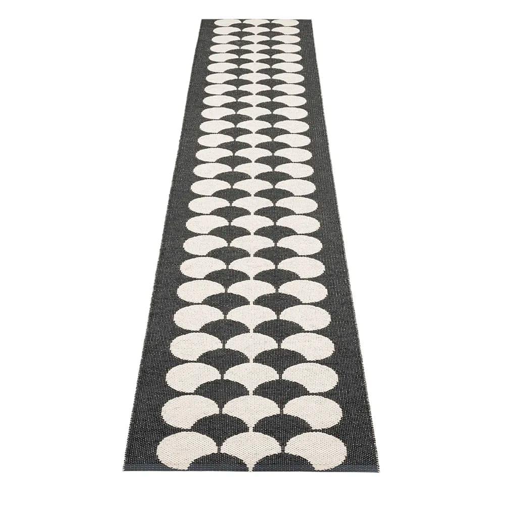 Pappelina, Poppy Black / Vanilla teppe 70 x 350 cm