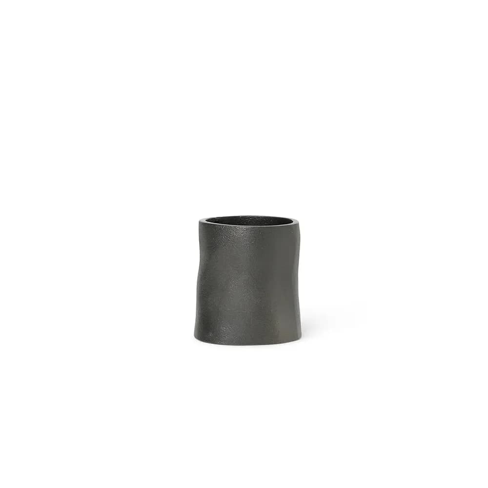 Ferm Living Yama pennstativ small Ø 7,8 cm Sotet aluminium