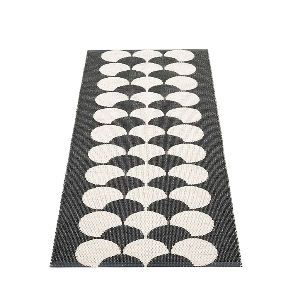 Pappelina, Poppy Black / Vanilla teppe 70 x 150 cm